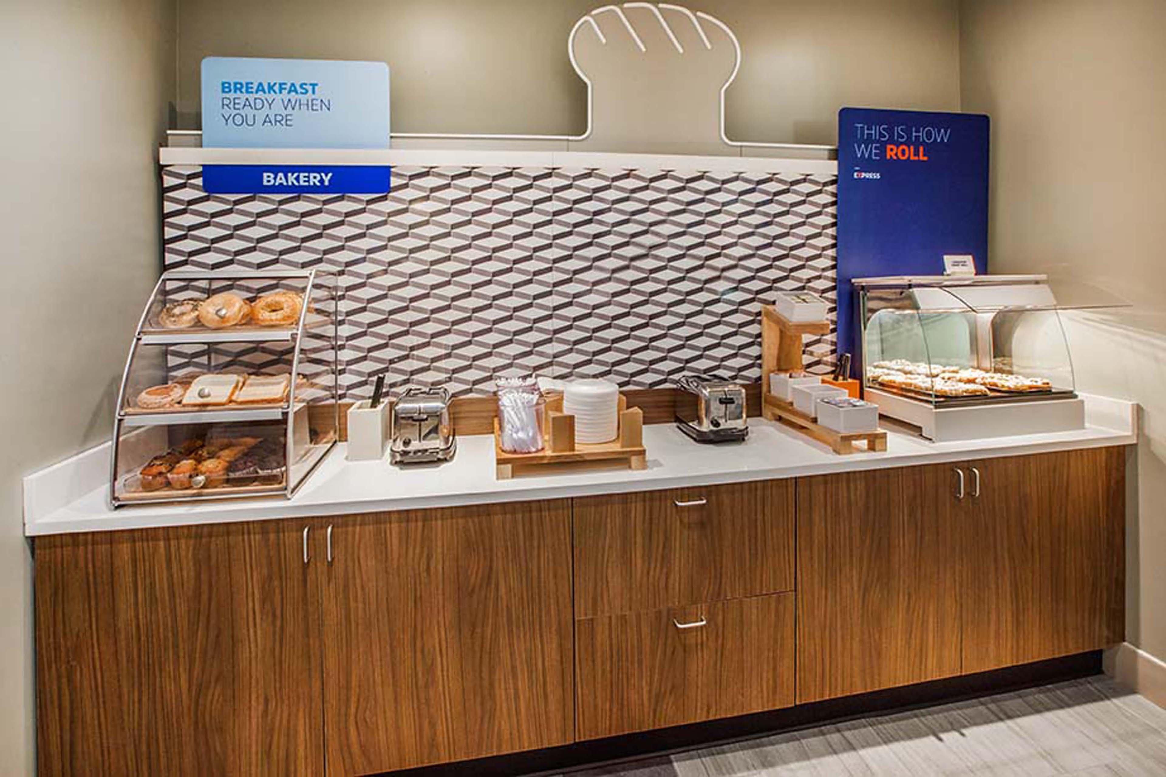 Holiday Inn Express & Suites - Detroit North - Roseville By Ihg Экстерьер фото