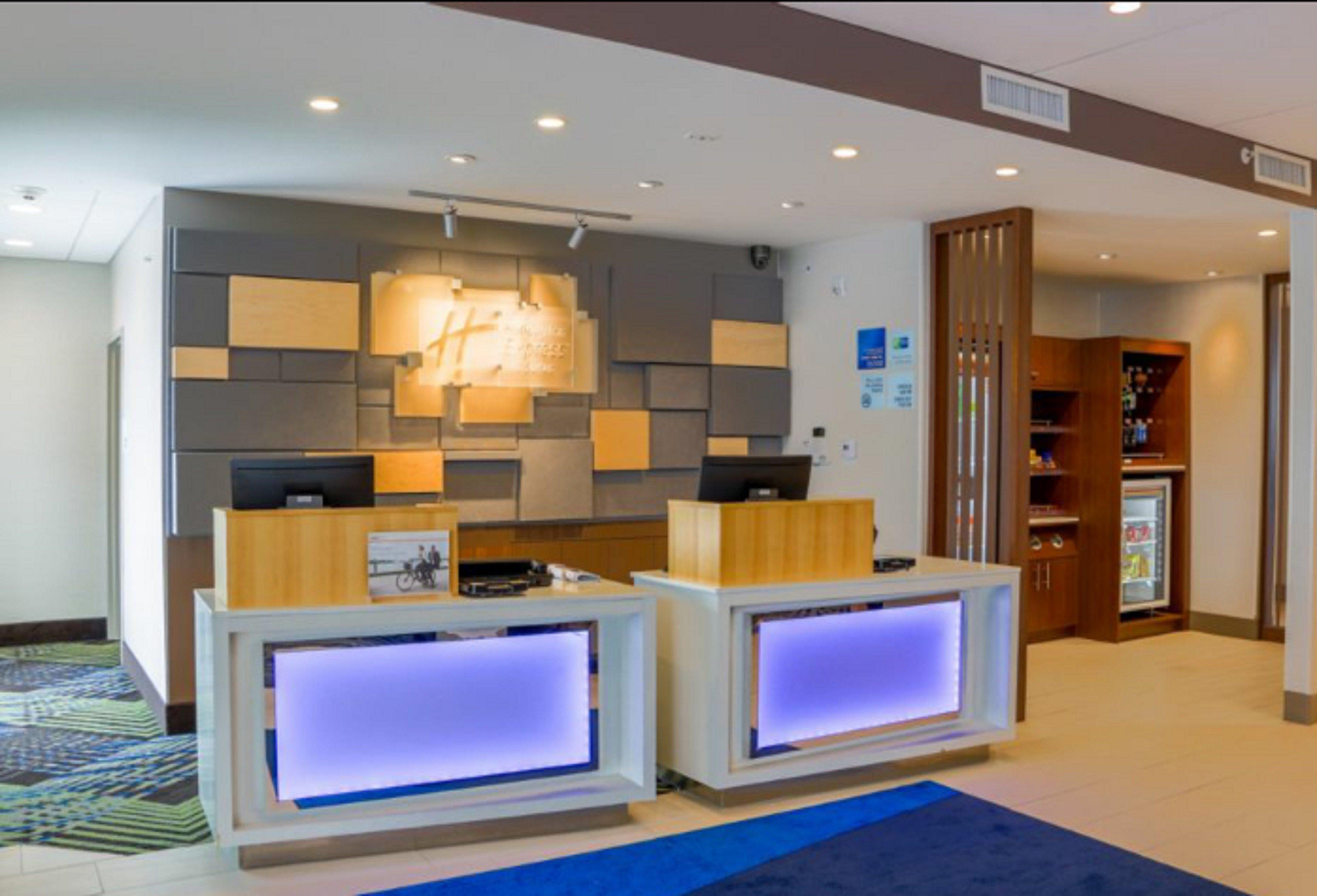 Holiday Inn Express & Suites - Detroit North - Roseville By Ihg Экстерьер фото