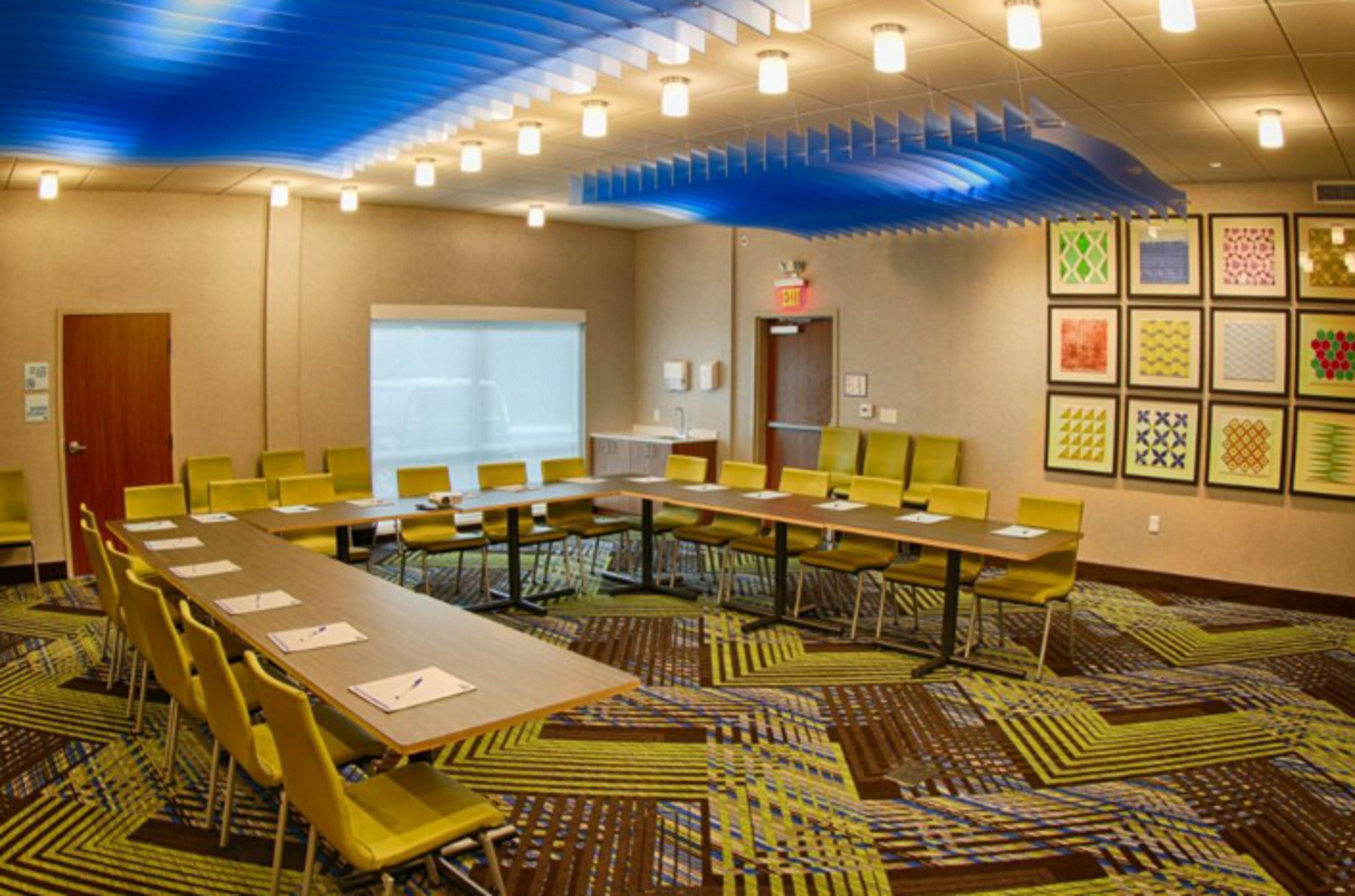 Holiday Inn Express & Suites - Detroit North - Roseville By Ihg Экстерьер фото