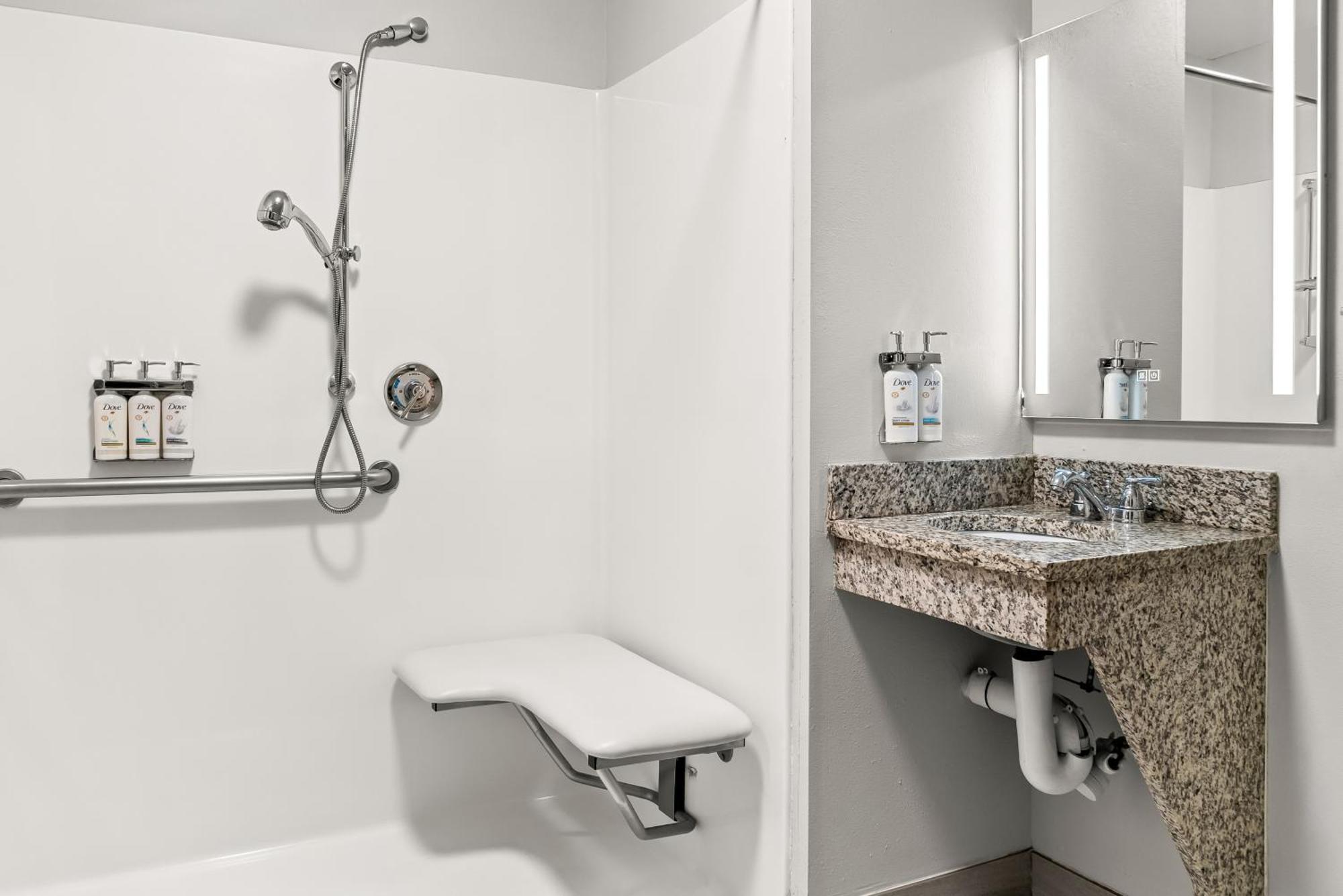 Holiday Inn Express & Suites - Detroit North - Roseville By Ihg Экстерьер фото