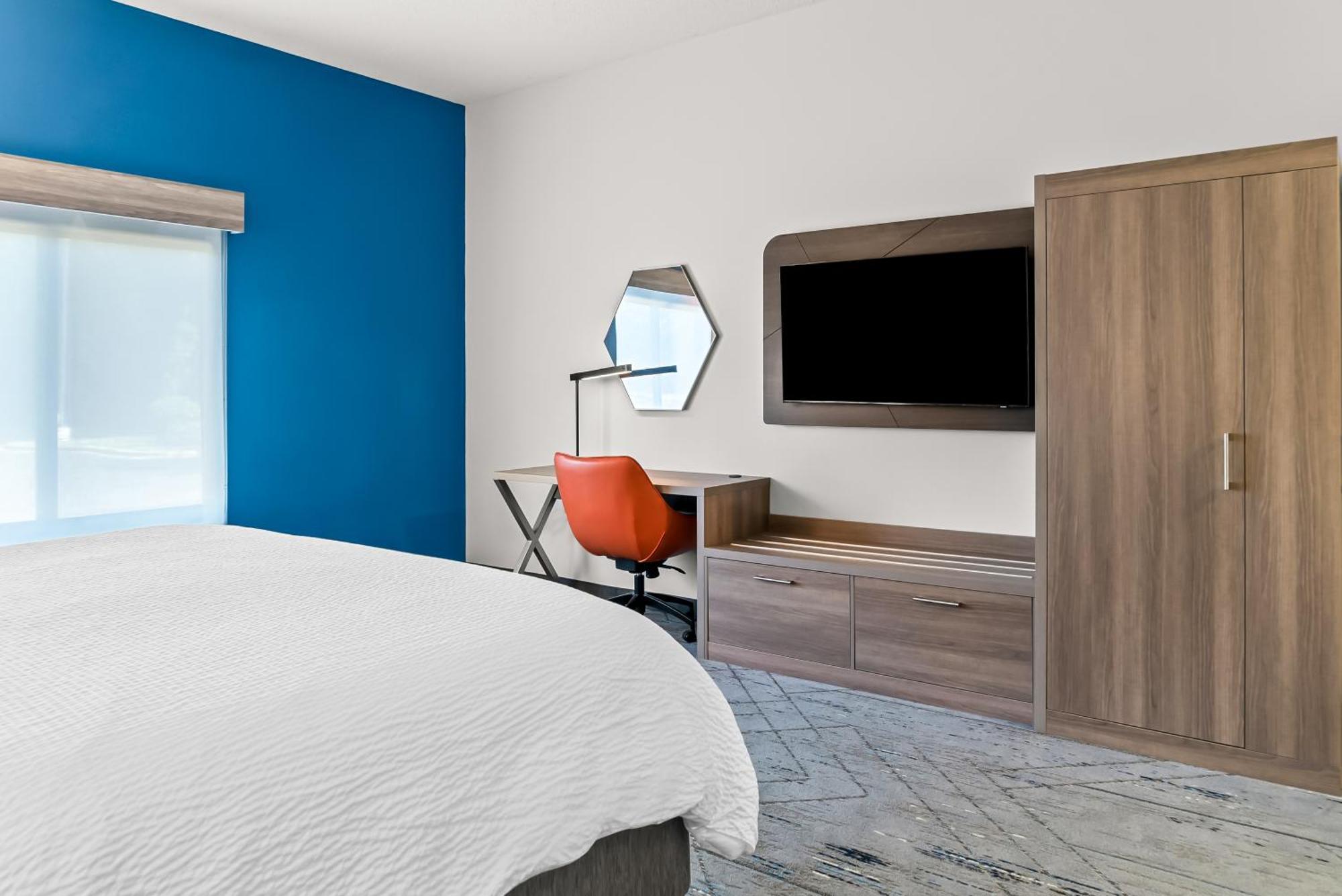 Holiday Inn Express & Suites - Detroit North - Roseville By Ihg Экстерьер фото