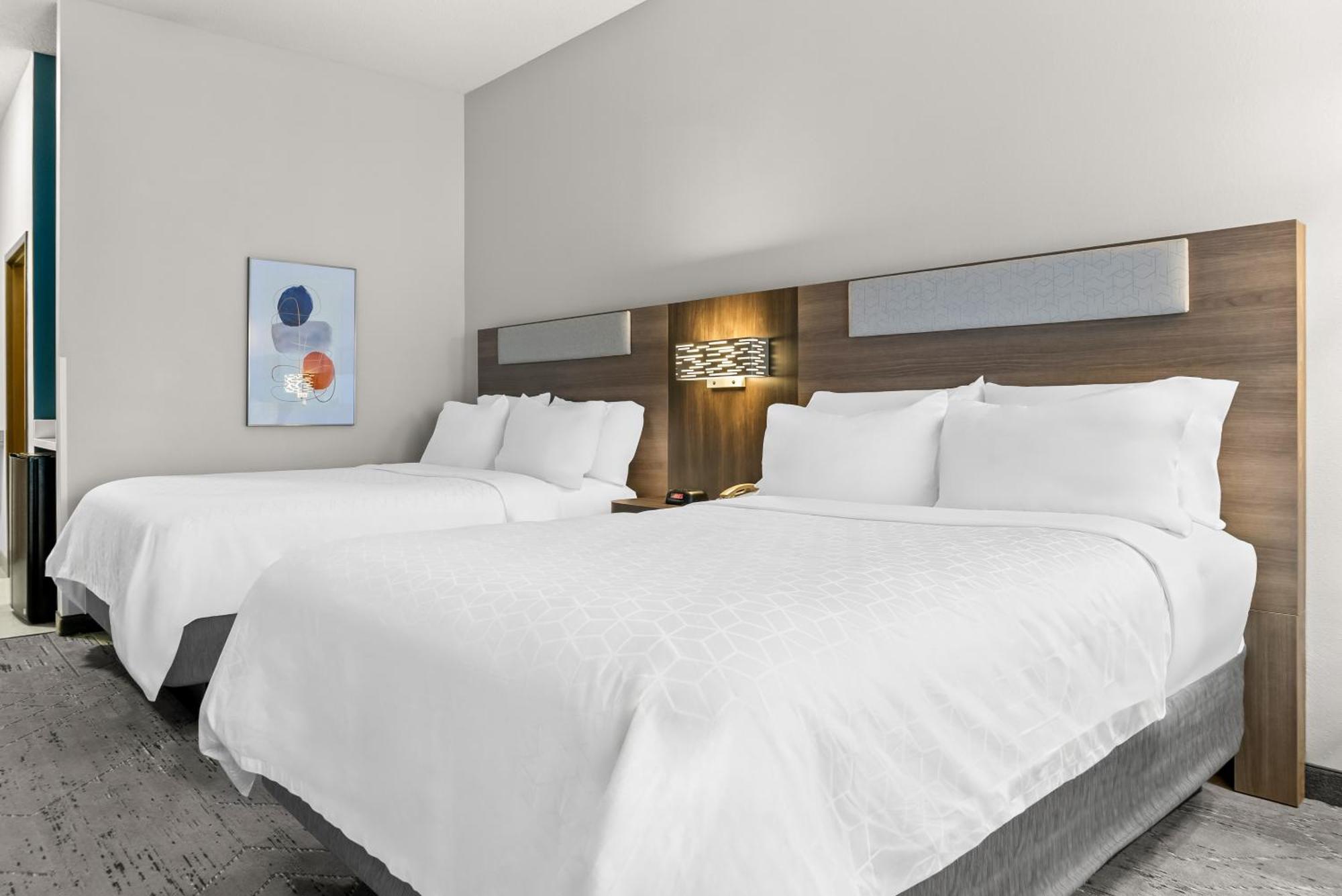 Holiday Inn Express & Suites - Detroit North - Roseville By Ihg Экстерьер фото